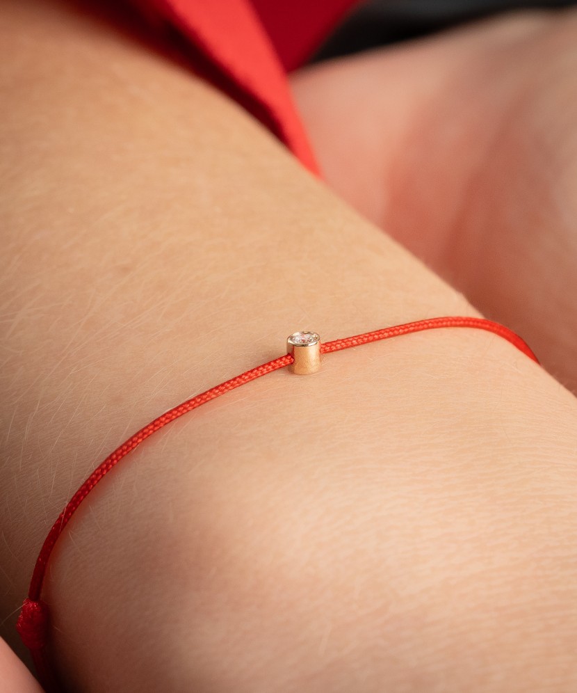 Sarkana diega rokassprādze ar zelta briljanta piekariņu 0.03ct - Go...