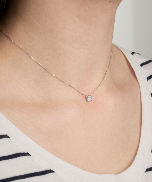 Золотая цепочка с бриллиантовым подвеской