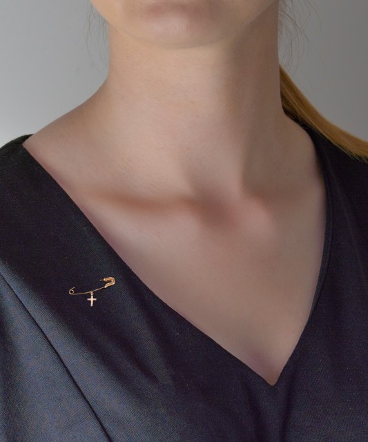 Золотая брошь с цирконами