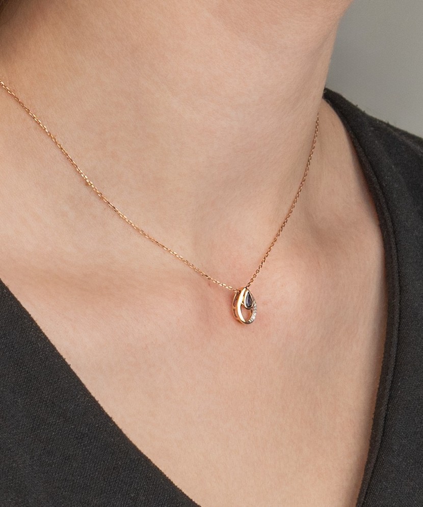 Золотой кулон с сапфиром и бриллиантами