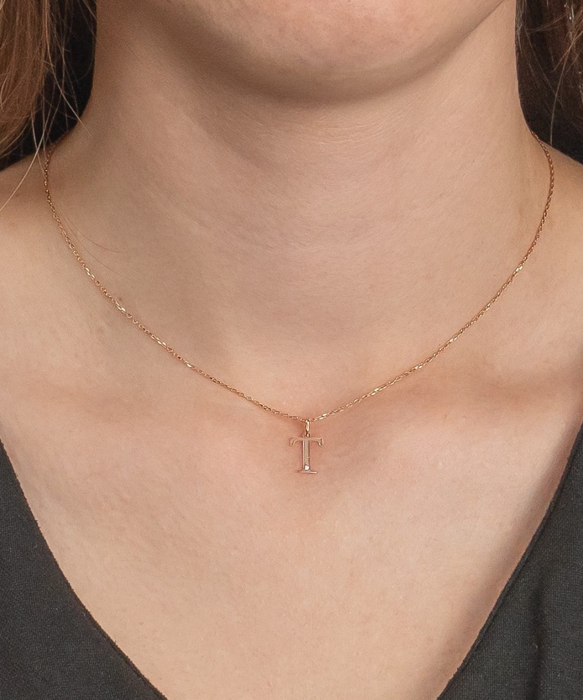 Zelta kulons ar dimanta burtu T