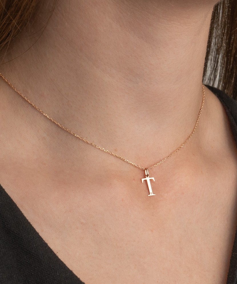 Золотой кулон с бриллиантом, буква T