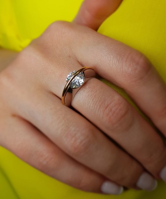 Кольцо из позолоченного серебра с цирконами