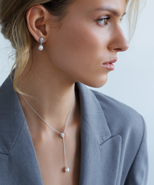 Sudraba ķēdīte ar pērļu piekariņu un cirkonijiem