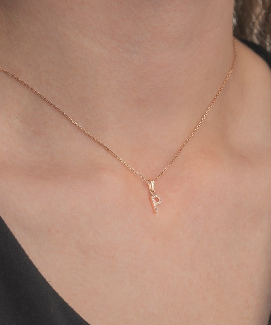 Zelta piekariņš ar cirkonijiem P burts