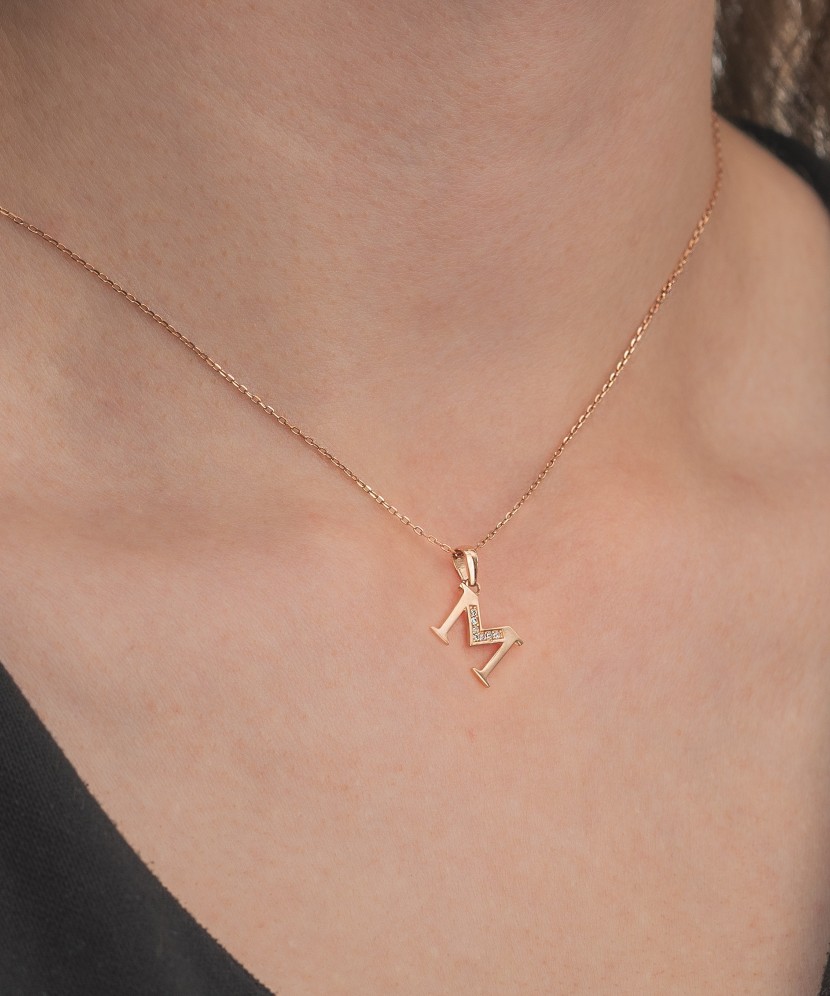 Zelta piekariņš ar cirkonijiem, M burts