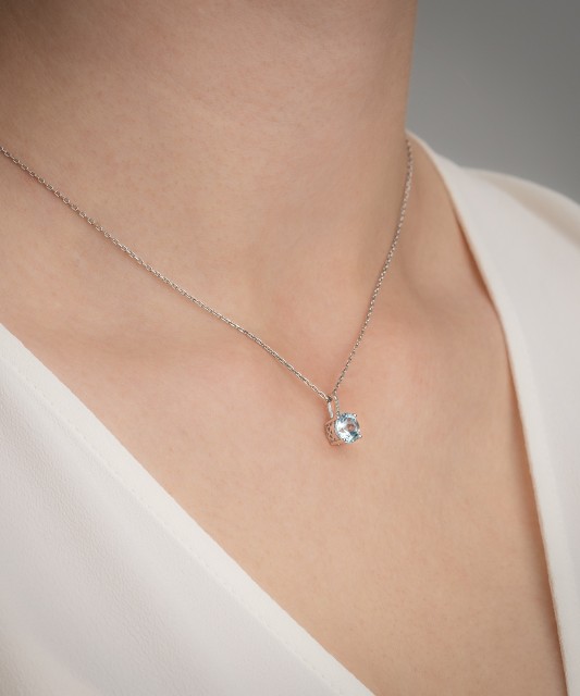 Кулон из белого золота с топазом и бриллиантами