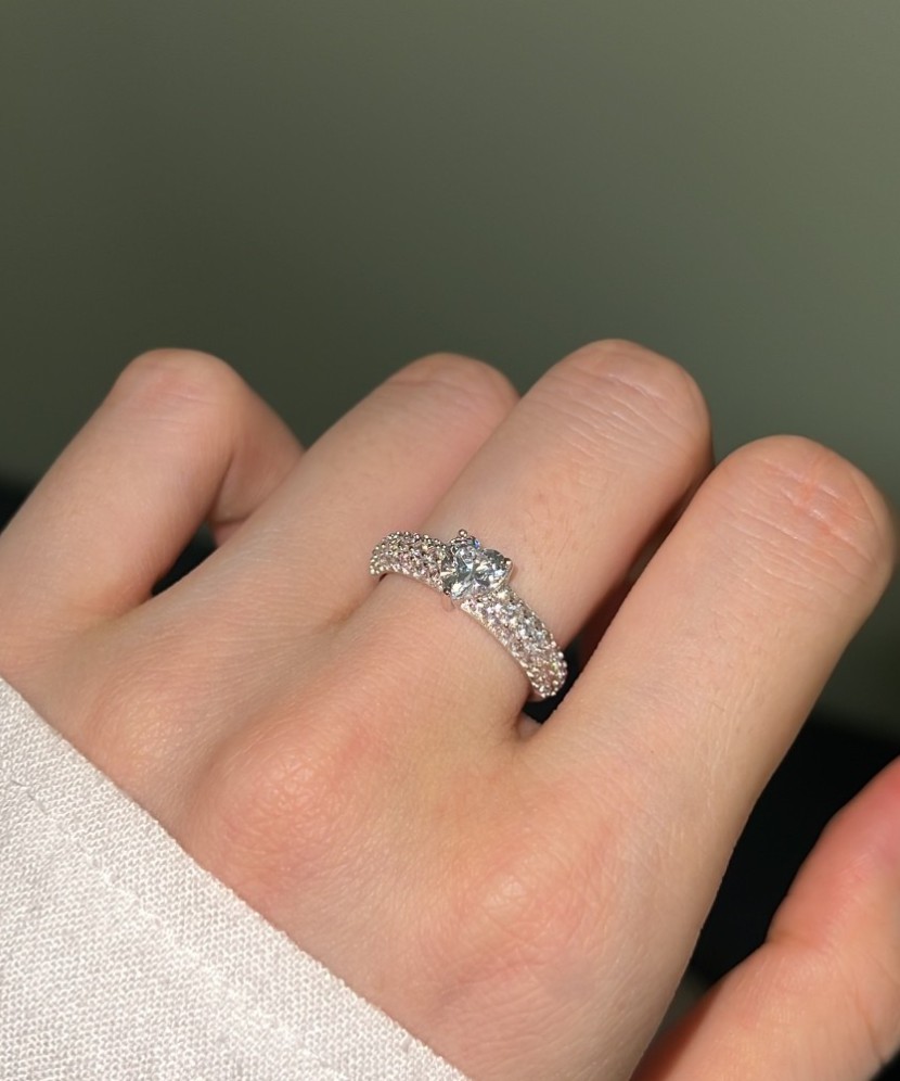 Sudraba gredzens ar cirkonijiem