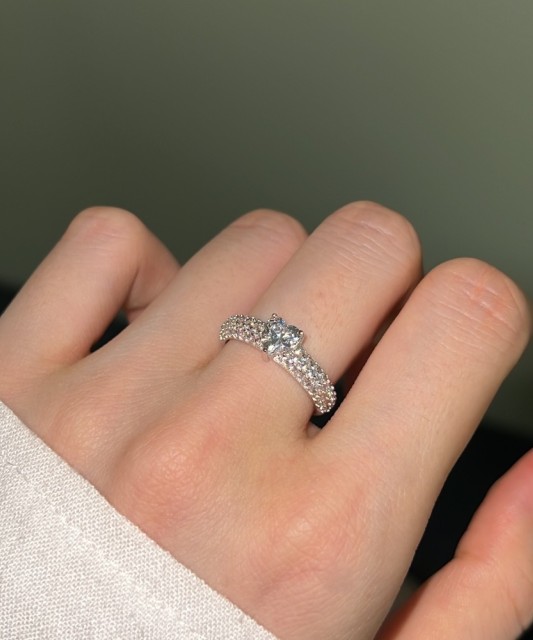 Sudraba gredzens ar cirkonijiem