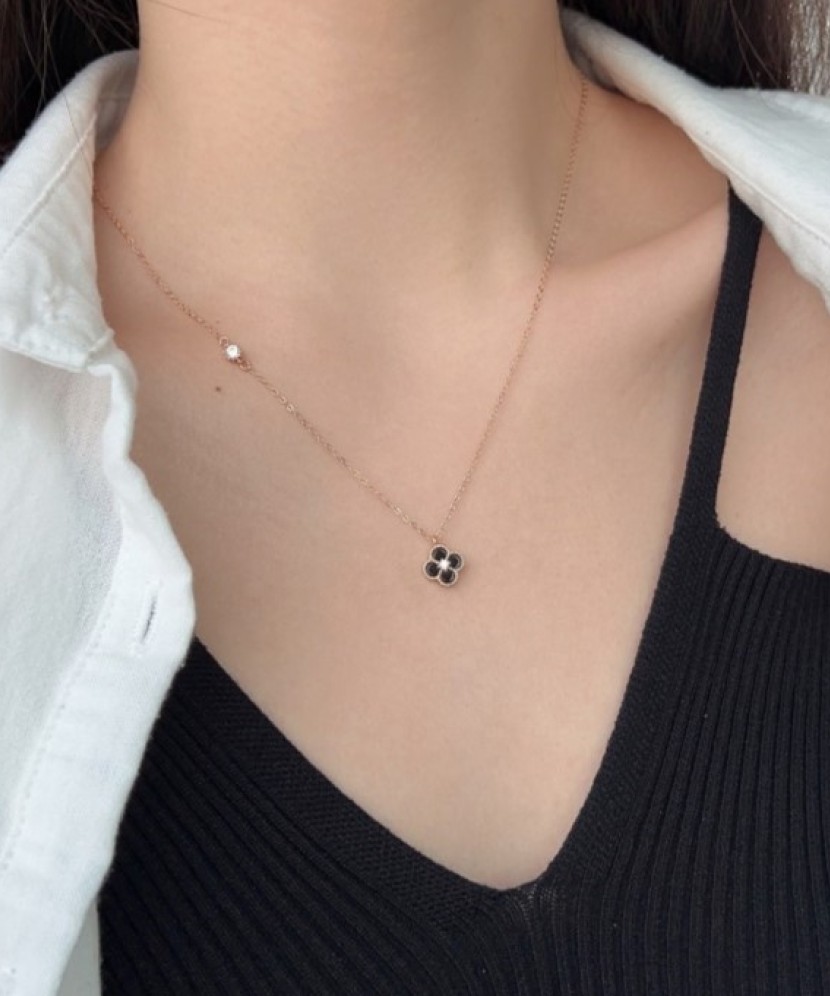 Apzeltīta sudraba ķēdīte ar emalju un cirkona kulonu