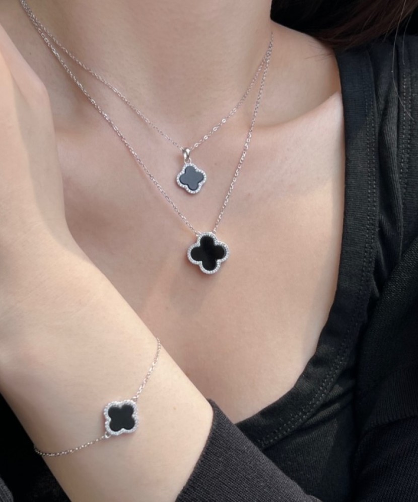 Sudraba ķēdīte ar emalju un cirkona kulonu