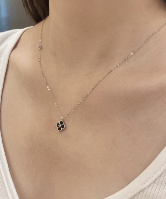 Sudraba ķēdīte ar emalju un cirkona kulonu