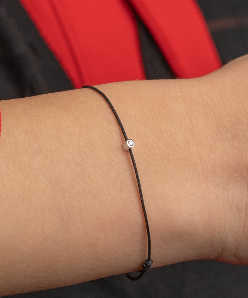 Melnā diega rokassprādze ar baltā zelta briljanta piekariņu 0.03ct ...