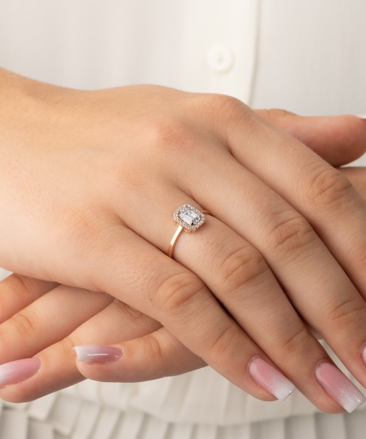 Zelta gredzens ar cirkonijiem