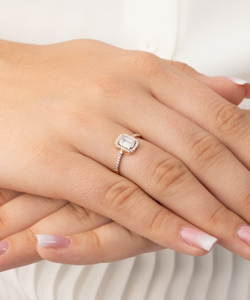 Золотое кольцо с цирконами