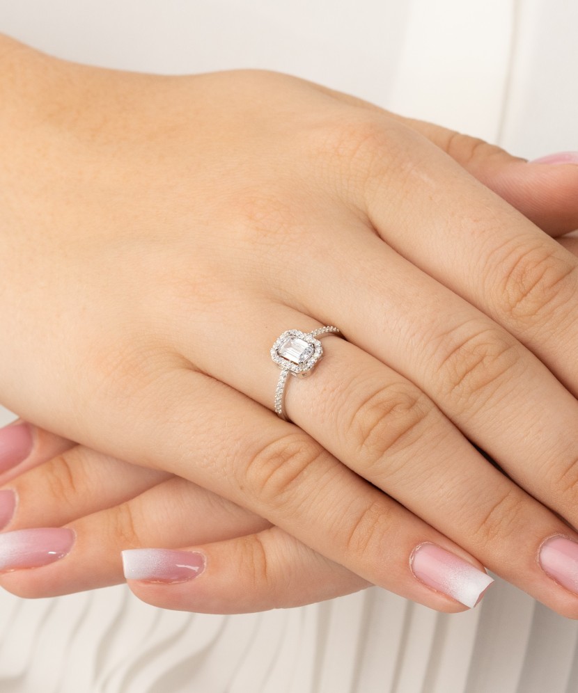 Baltā zelta gredzens ar cirkonijiem