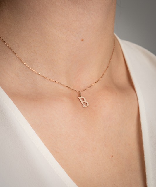 Золотой кулон с бриллиантом, буква B