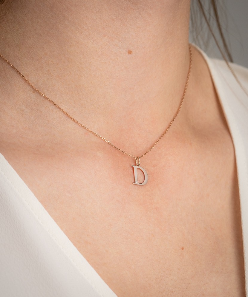 Золотой кулон с бриллиантом, буква D