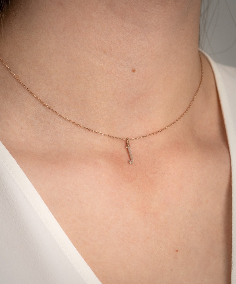 Золотой кулон с бриллиантом, буква J