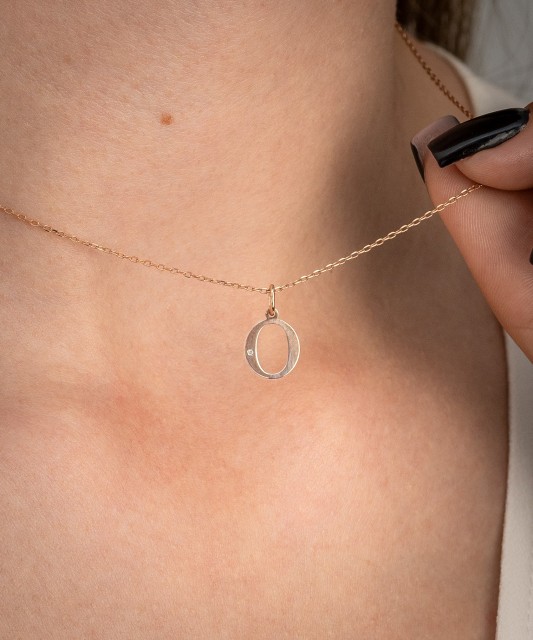 Золотой кулон с бриллиантом, буква O