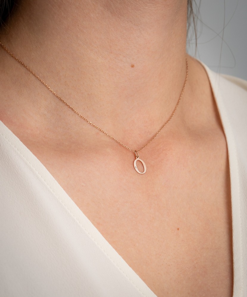 Zelta kulons ar dimanta burtu O - Goldinga