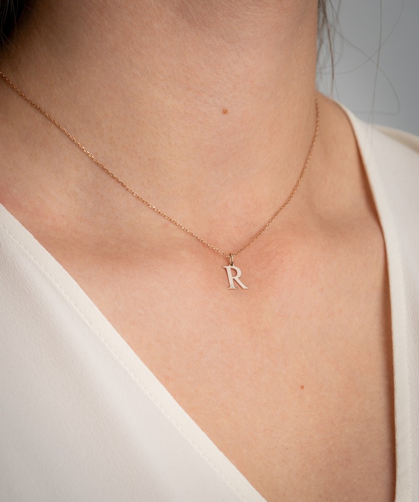 Zelta kulons ar dimanta burtu R