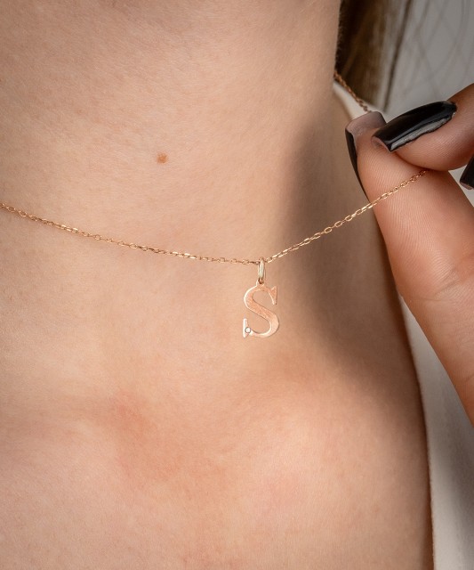 Zelta kulons ar dimanta burtu S