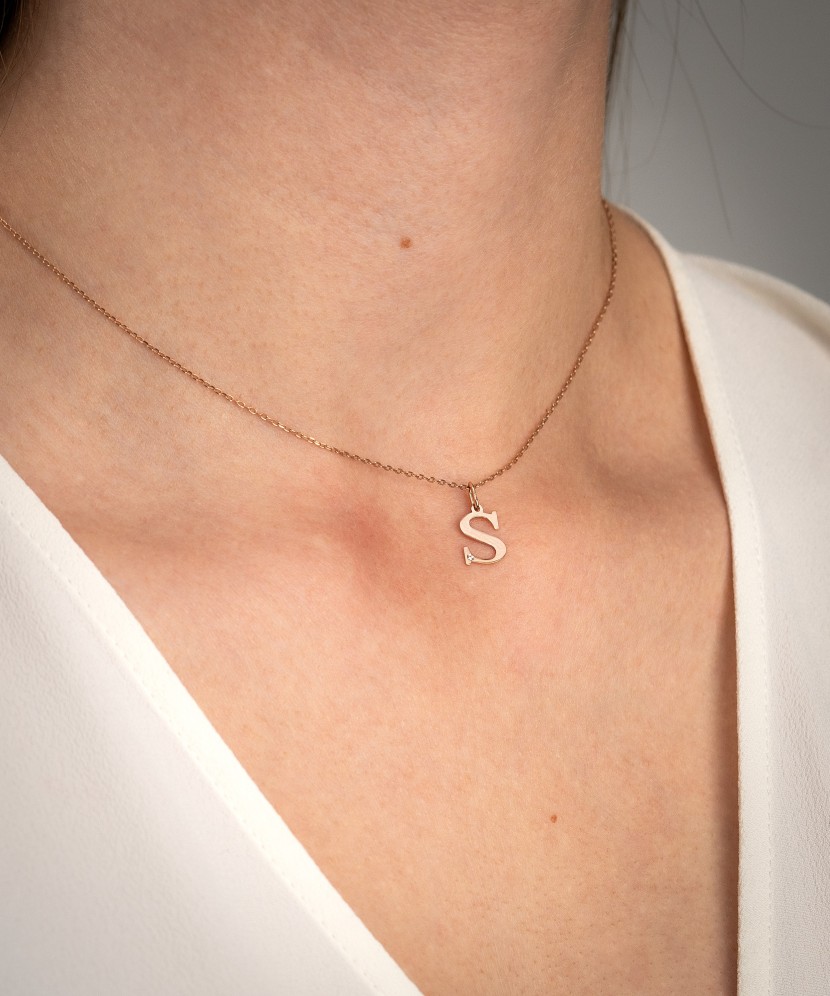 Золотой кулон с бриллиантом, буква S