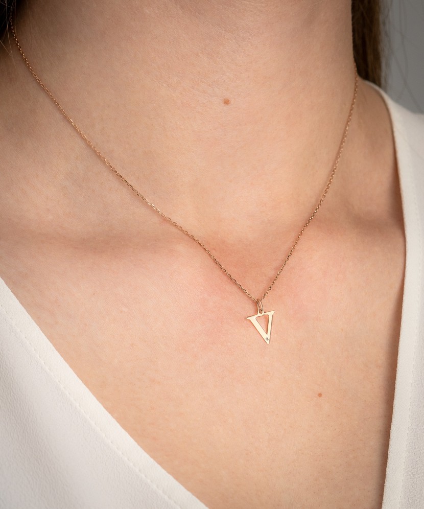 Zelta kulons ar dimanta burtu V