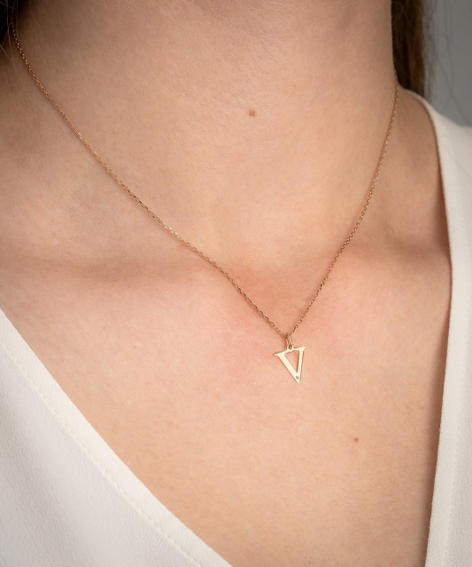 Zelta kulons ar dimanta burtu V