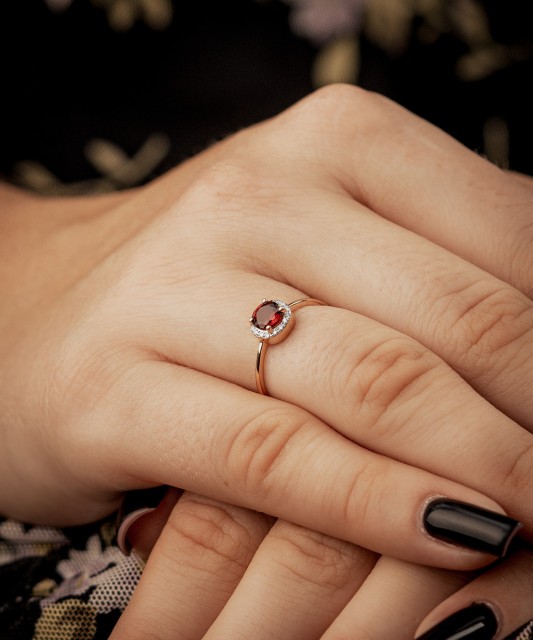 Zelta gredzens ar dimantiem un granātu