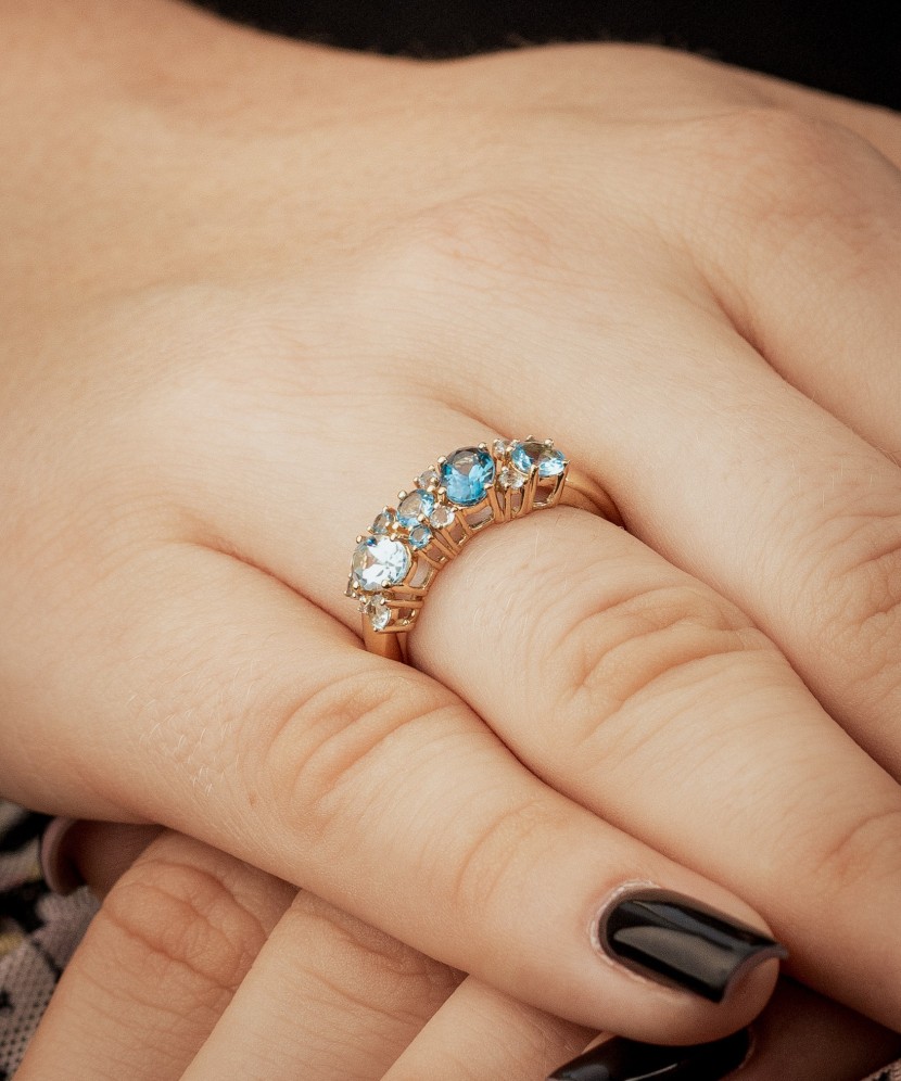 Кольцо из желтого золота с бриллиантами и топазами