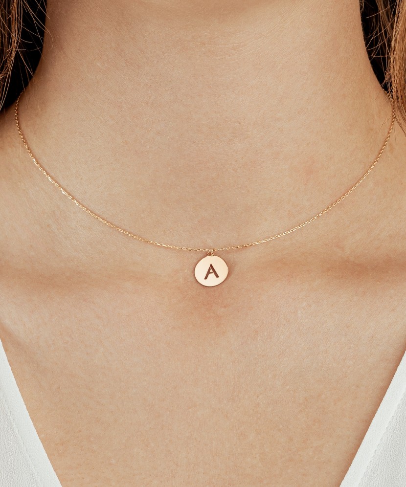 Zelta ķēdīte ar piekariņu, A burts