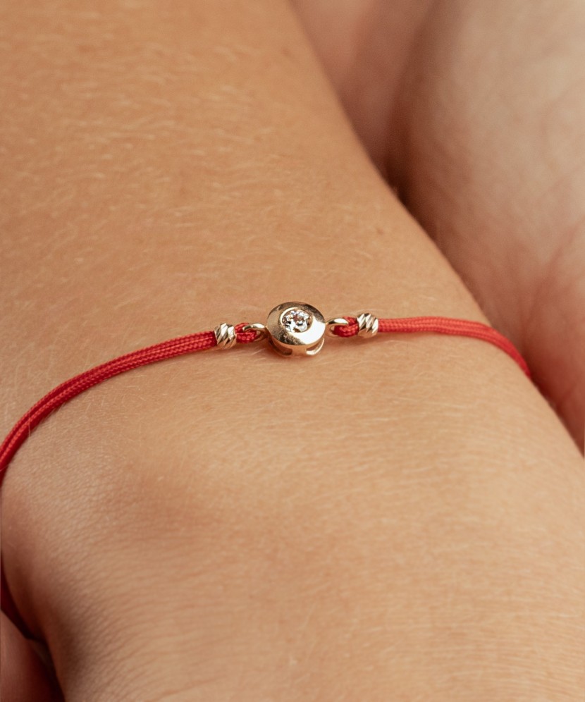 Браслет из чёрной нити с золотой подвеской