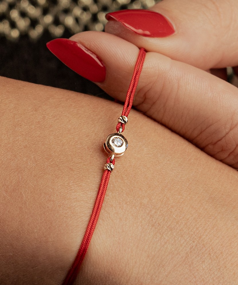 Браслет из чёрной нити с золотой подвеской