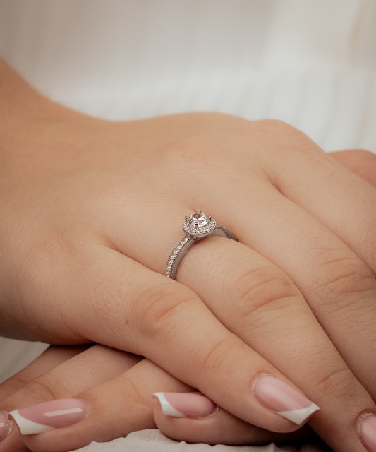 Кольцо из белого золота с цирконами