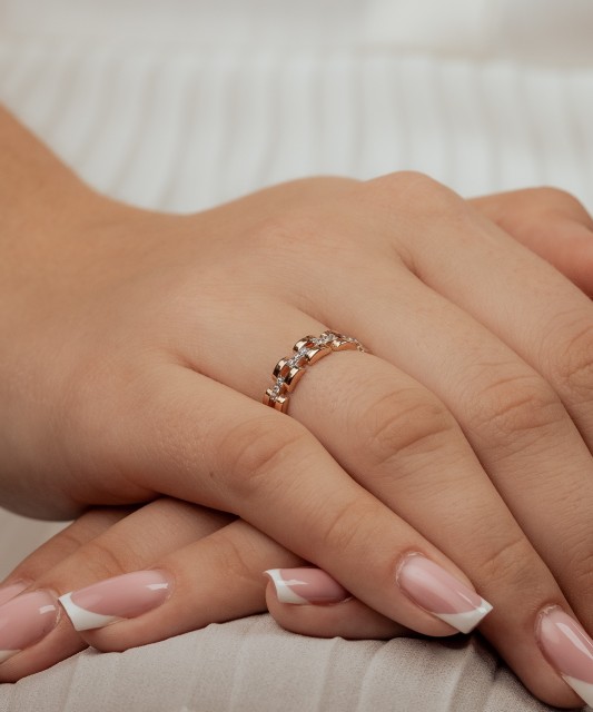 Zelta gredzens ar cirkonijiem