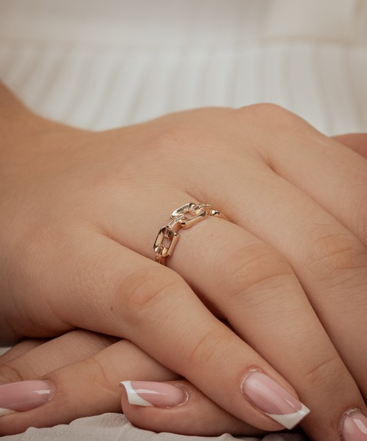 Zelta gredzens ar cirkonijiem