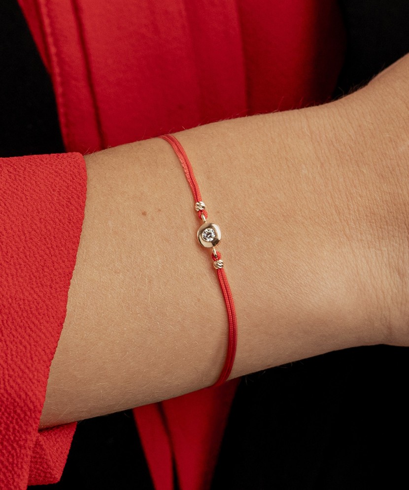 Браслет из чёрной нити с золотой подвеской