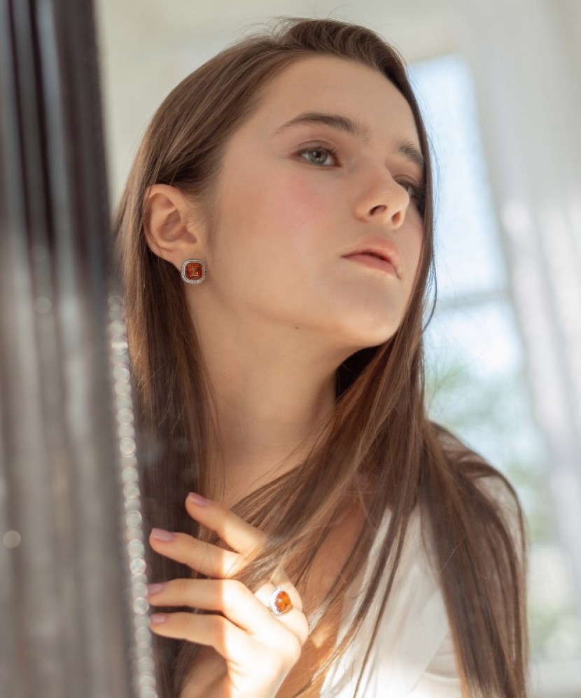 Sudraba gredzens klāts ar zeltu ar cirkoniem un dzintaru