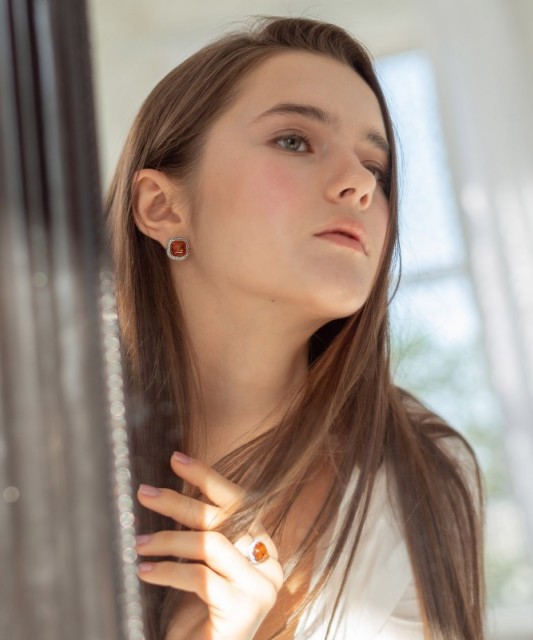 Серебряное кольцо в золоте с цирконами и янтарем