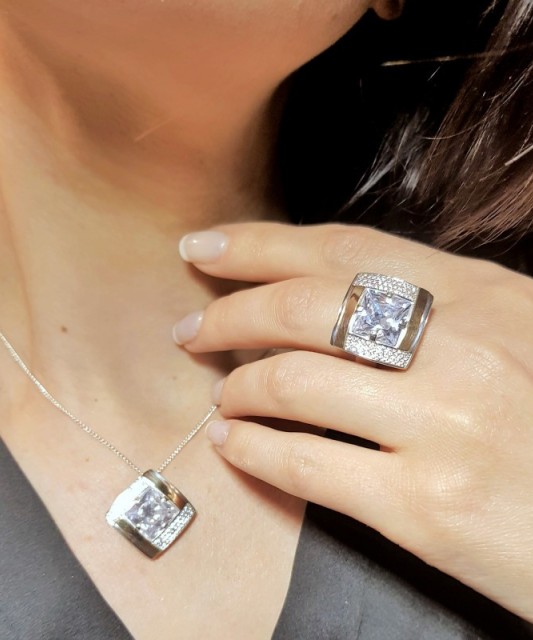 Apzeltīts sudraba piekariņš ar cirkonijiem