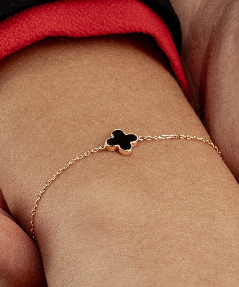 Zelta rokassprādze ar oniksu