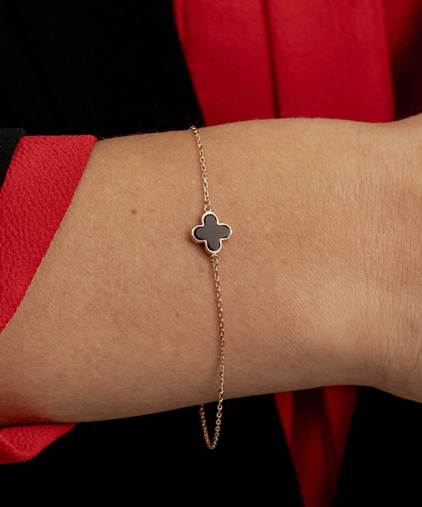 Zelta rokassprādze ar oniksu