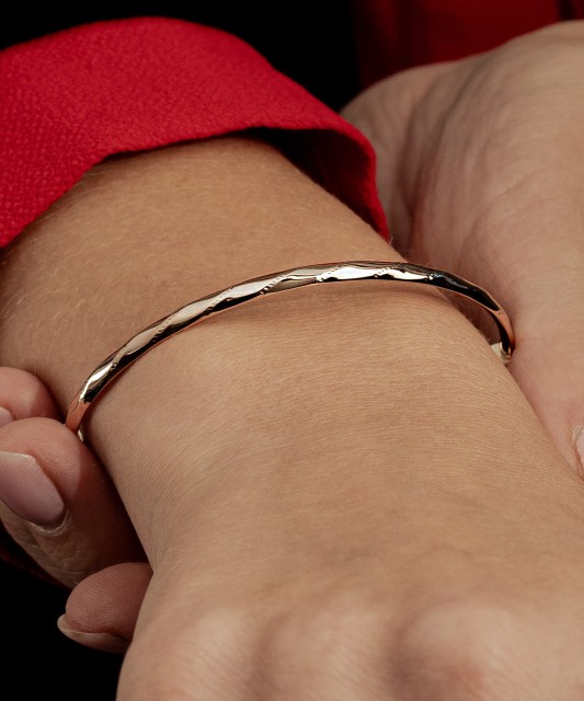 Жёсткий золотой браслет