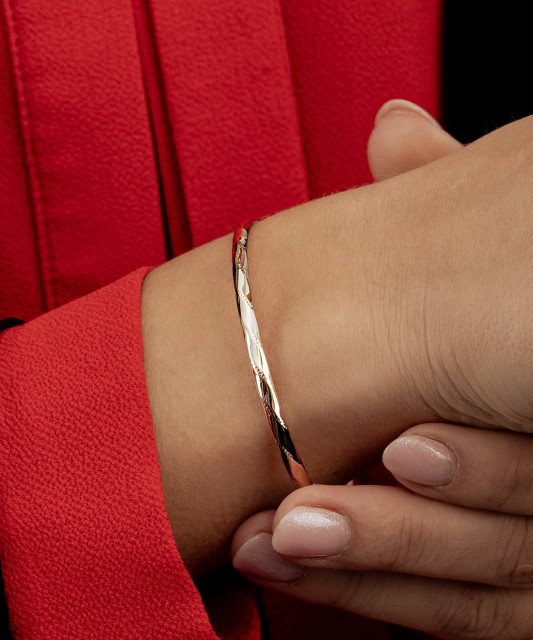 Жёсткий золотой браслет