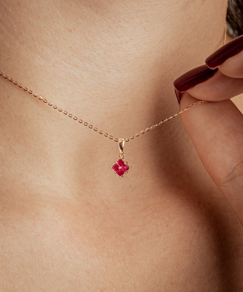 Zelta kulons ar rubīniem