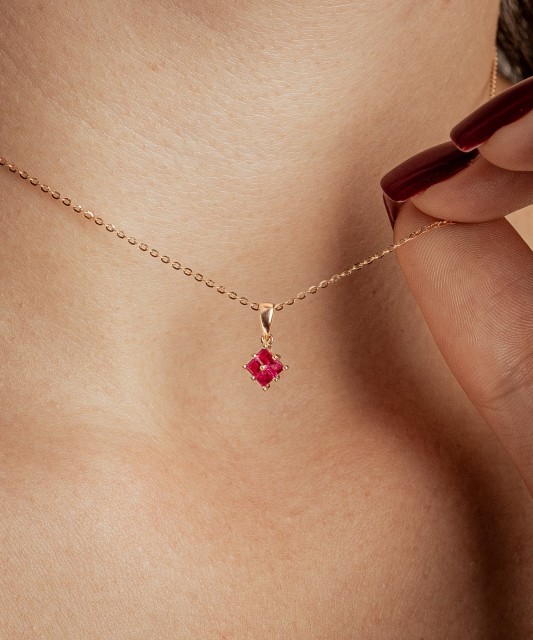 Zelta kulons ar rubīniem