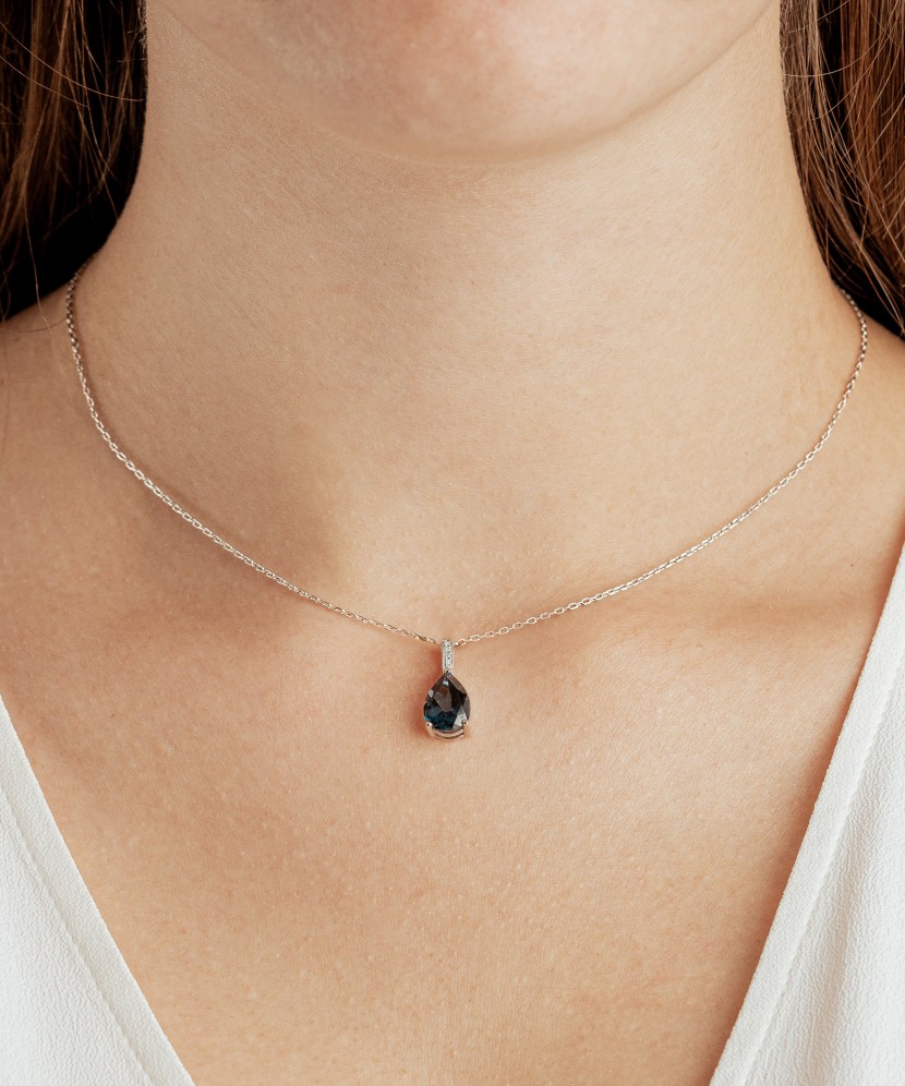 Baltā zelta kulons ar dimantiem un Londonas topāzu