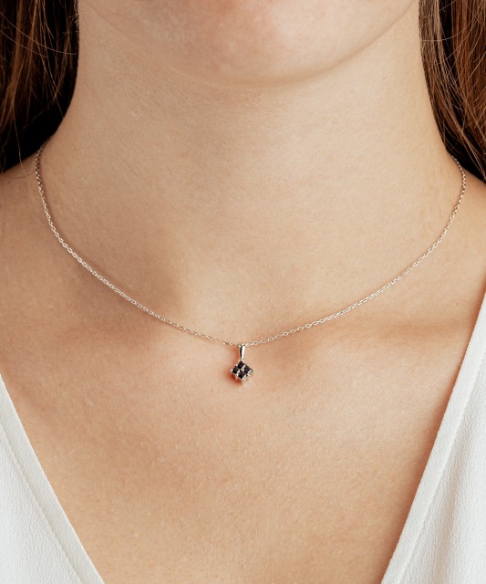 Baltā zelta kulons ar safīriem